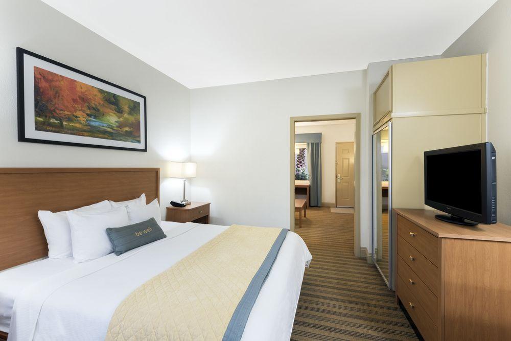 Comfort Suites Baton Rouge South I-10 Inniswold Екстериор снимка